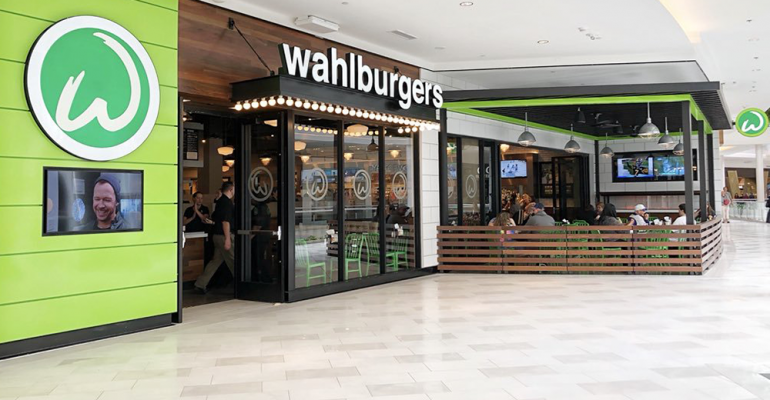 Hy-Vee_first_Wahlburgers-Mall_of_America.png