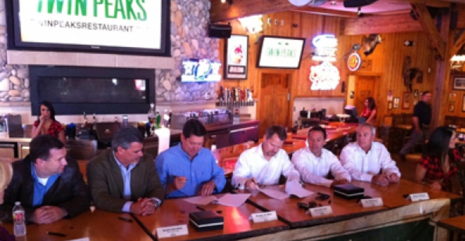 skibsbygning mad utålmodig Breastaurant' chain Twin Peaks taps Hooters execs for growth | Nation's  Restaurant News